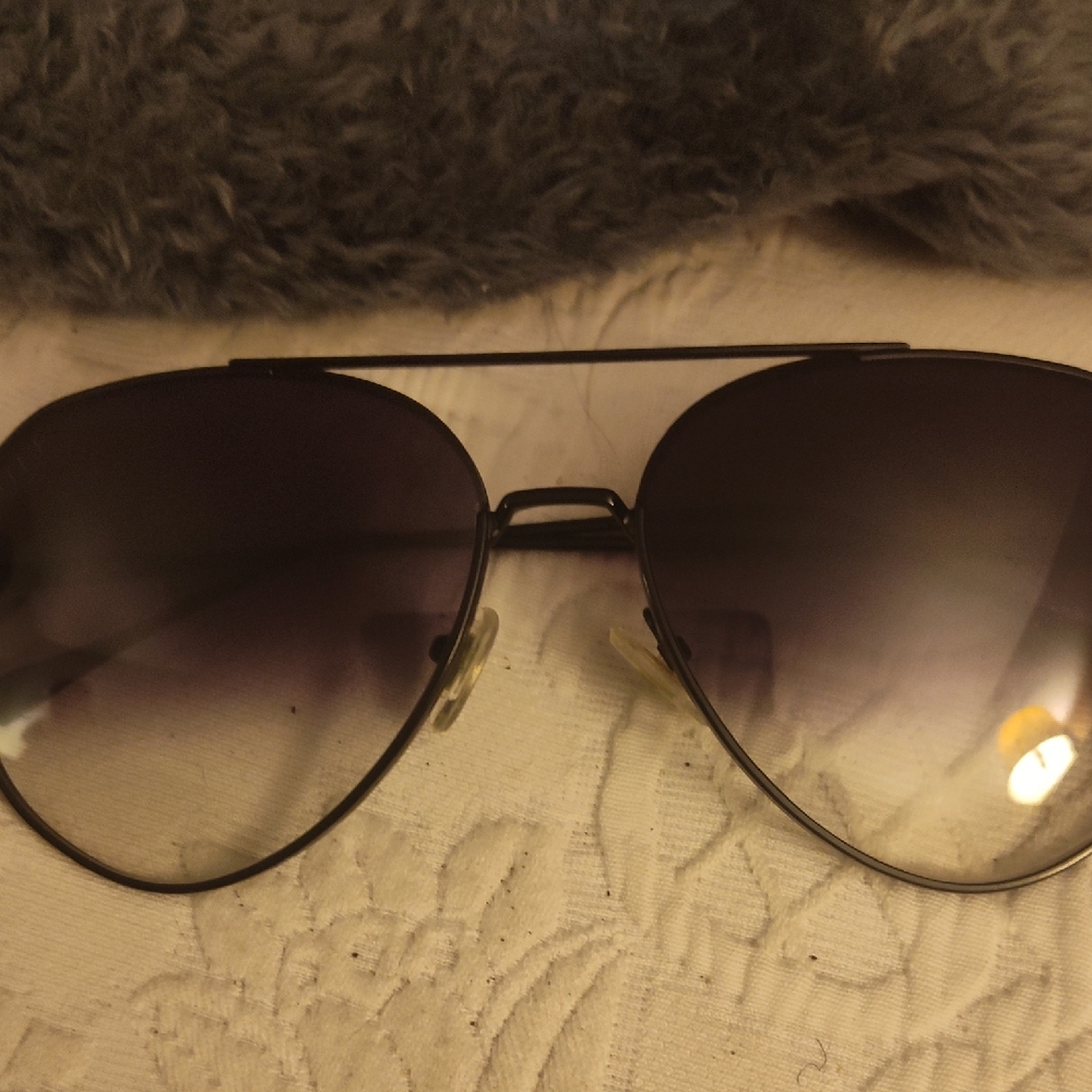 Sleek Black Gradient Aviator Sunglasses